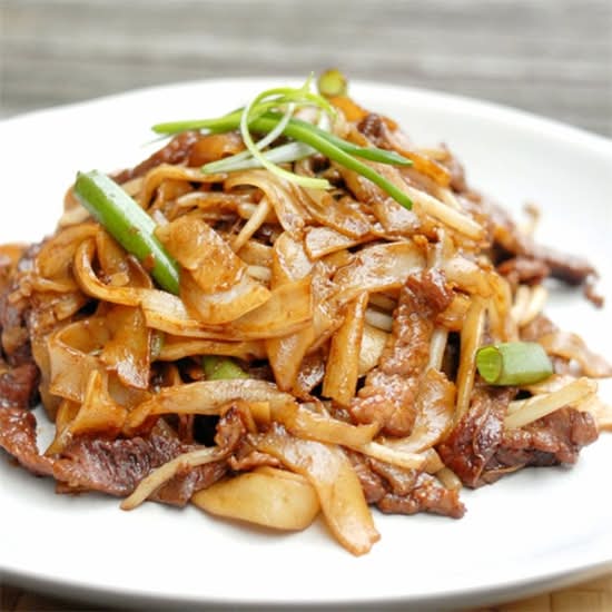 干炒牛河 Stir-Fried Beef Ho Fun